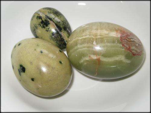 3 Alabaster marble eggs of different sizes.