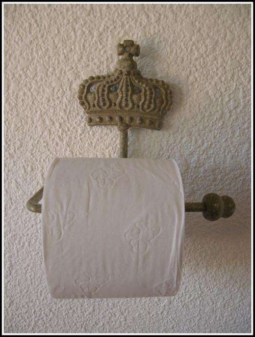 Crowned loo paper holder. Metal.