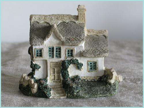 Miniature house - White cottage. H. 9.5cm.
