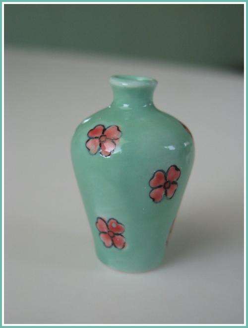 Doll house miniature VASE / URN . Height 4cm. Scale 1/12