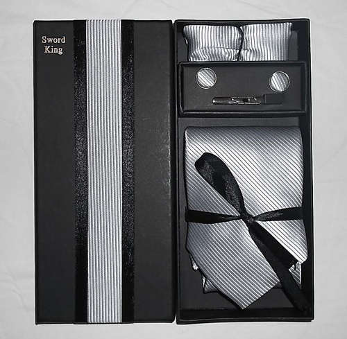 STUNNING TIE GIFT SET IN SILVER - A PERFECT FATHER'S DAY GIFT!!!