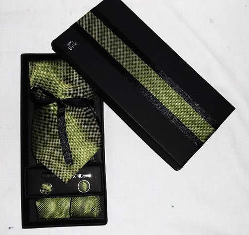 Stunning Tie Set in Gorgeous Green