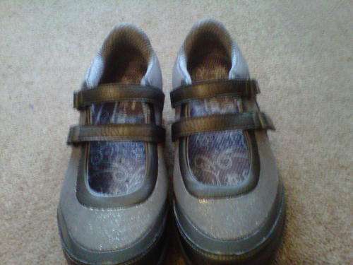 Skechers - Ladies Shape-Up Shoes - Size 6