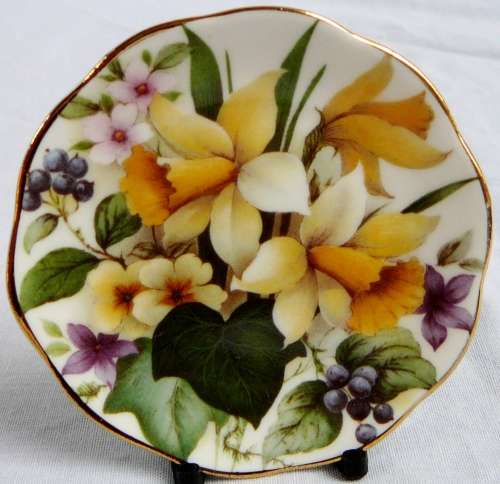 A Very Pretty Daffodil Plate with Stand