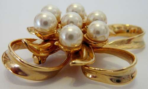 Stunning Simulated Pearl Brooch