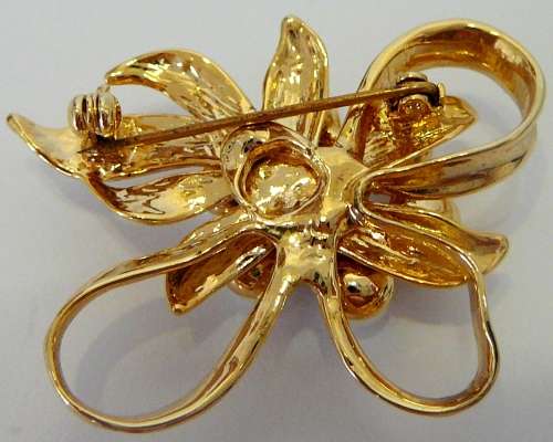 Stunning Simulated Pearl Brooch
