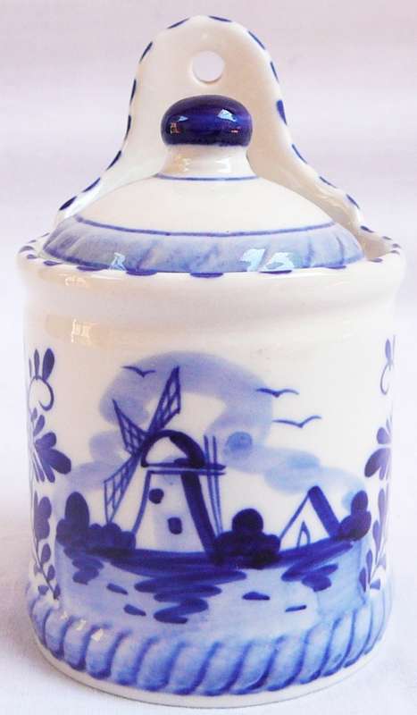 A Very Pretty Delfts Blue Salt Pot and Lid