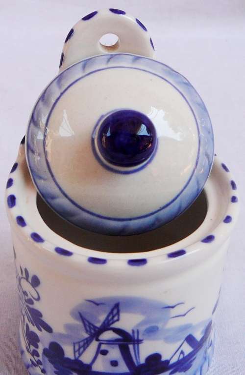 A Very Pretty Delfts Blue Salt Pot and Lid