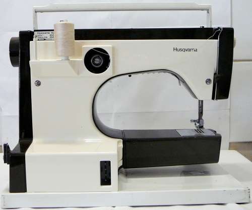 A Husqvarna 2000 Sewing Machine Model 64 40 - Not Tested