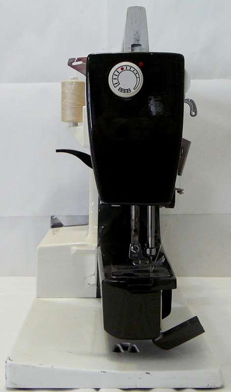 A Husqvarna 2000 Sewing Machine Model 64 40 - Not Tested