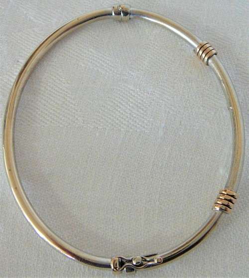 An Unusual 9ct Yellow and White Gold Oval Shaped Bracelet