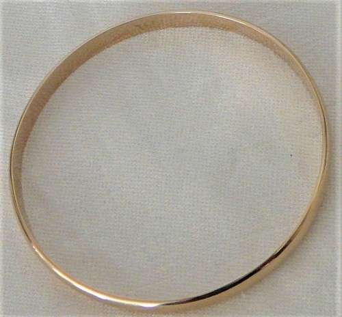 A Solid 9ct Yellow Gold Bangle