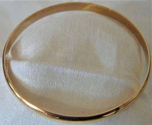 A Solid 9ct Yellow Gold Bangle
