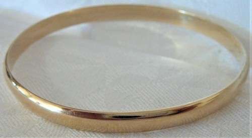 A Solid 9ct Yellow Gold Bangle