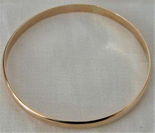A Solid 9ct Yellow Gold Bangle
