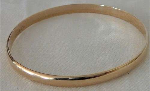 A Solid 9ct Yellow Gold Bangle