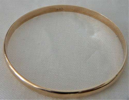 A Solid 9ct Yellow Gold Bangle