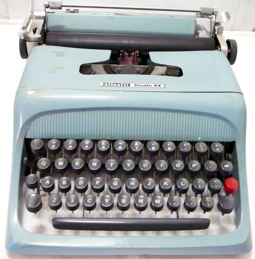 Olivetti Portable Typewriter Studio 44