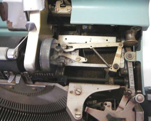 Olivetti Portable Typewriter Studio 44