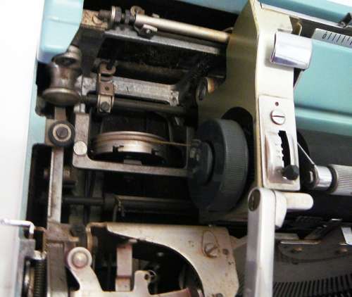 Olivetti Portable Typewriter Studio 44