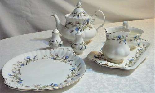 A 32 Piece Royal Albert Set - 'Brigadoon'