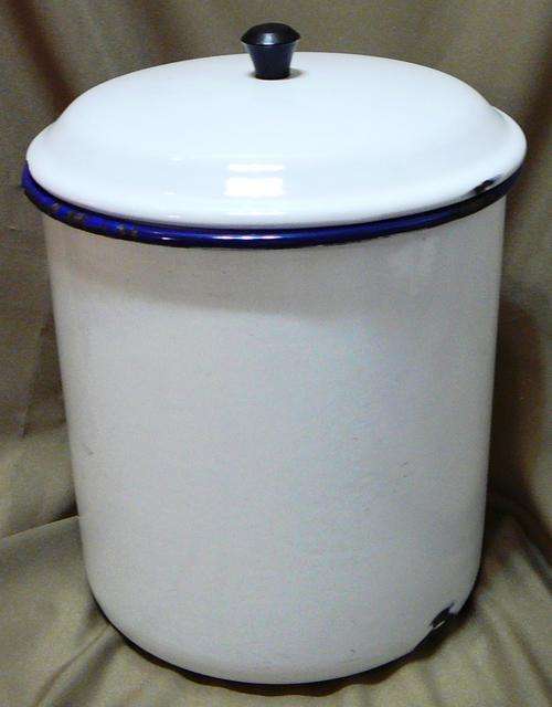 Enamel Container with Lid 160 mm