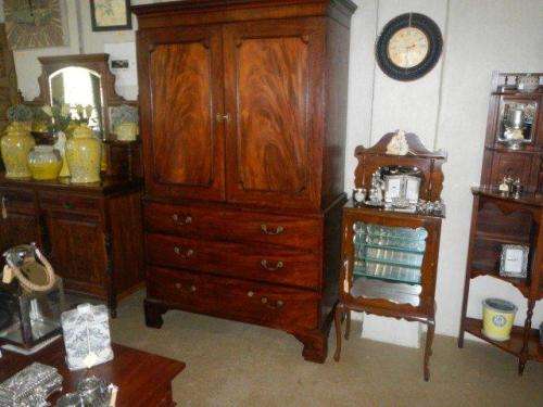 Victorian mahogany Linen press - Length 1.25cm, Width 60cm, height 2.08cm