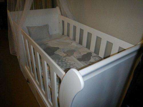 New white sleight cot - converts to bed - L 1.48cm, W 74cm, H 1m - REDUCED