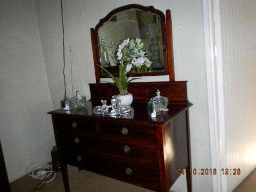 Edwardian mahogany inlaid dressing table - L 1.05cm, W 50cm, H 1.50cm with mirror