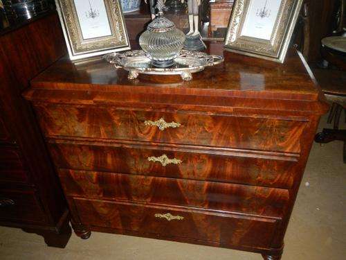 Victorian burr Walnut chest of drawers circa 1850