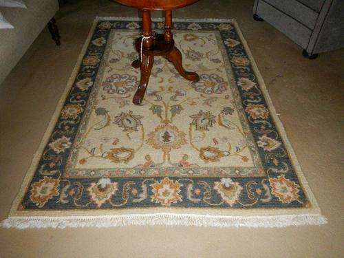 Hand woven woolen carpet - Length 1.90cm, width 1.20cm