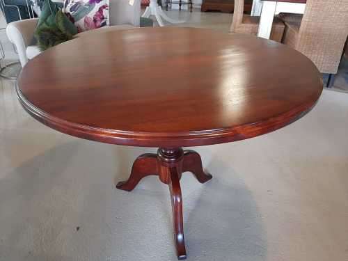 Vintage mahogany 4 seater dining table - excellent condition - length 1m, width 1m, height 73cm