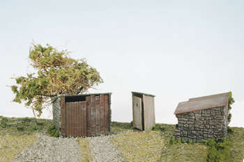 Wills SS19 Grotty Huts & Privy Kit (OO/HO)