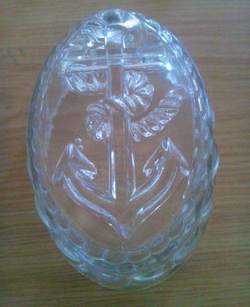 Vintage oval shaped jelly mould with anchor and rope decoration.