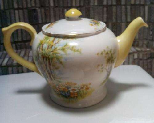 Fine porcelain Shelley 'Daffodil Time' six cup teapot-very good condition.Reduced price!