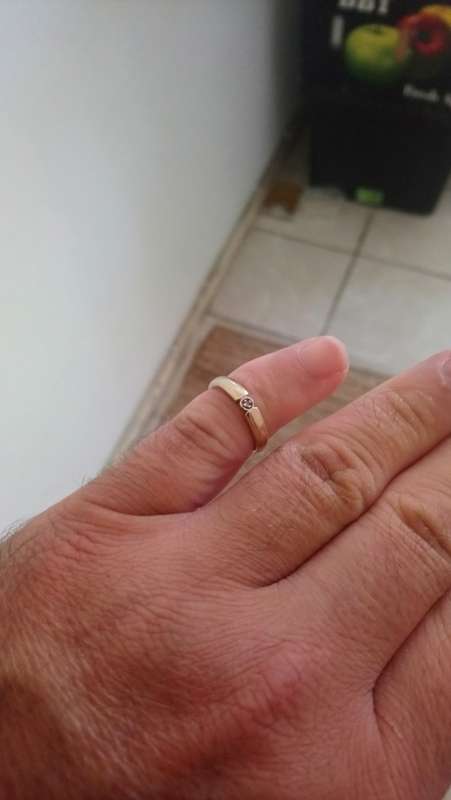 Gold ring.. 9ct... 3grams.