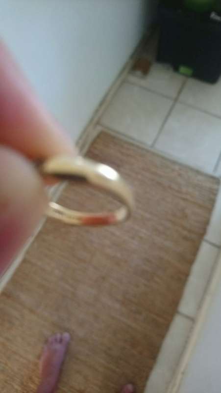 Gold ring.. 9ct... 3grams.