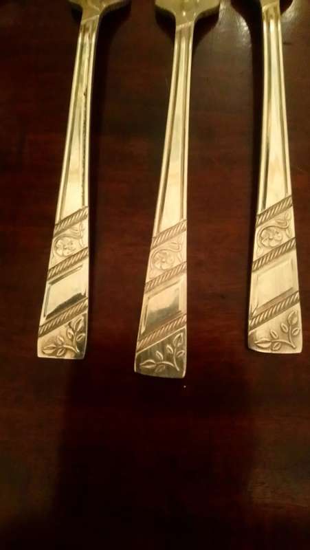 Ten rand per piece.. 18 Viners of Sheffield cutlery