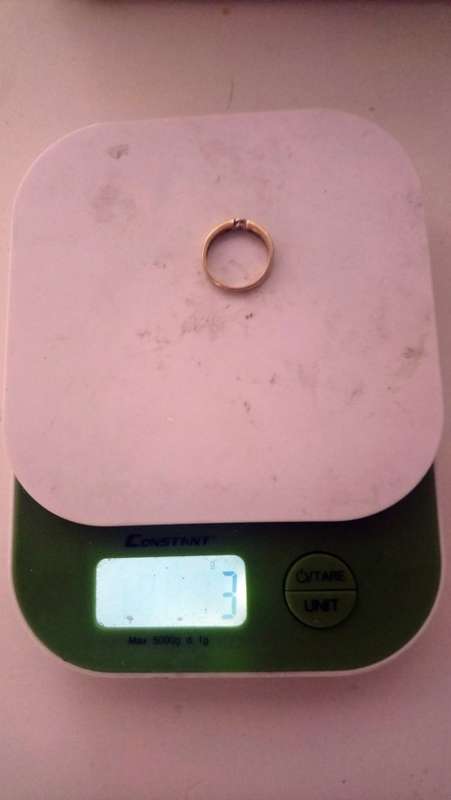 Gold ring.. 9ct... 3grams.