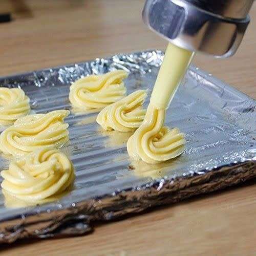 BISCUIT PRESS INCLUDING 10 DESIGN DISCS & 4 ICING NOZZLES