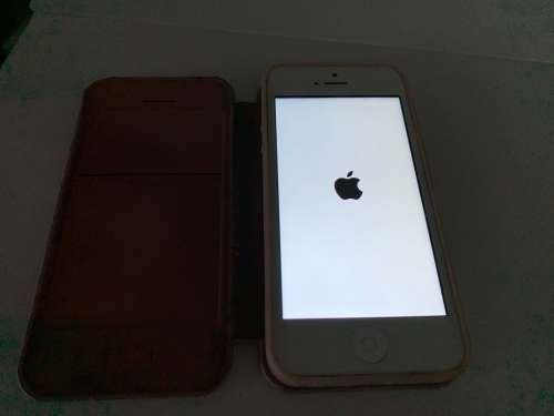 iPhone 5 16GB Silver - Mint Condition! Pre-Owned Plus Charger and Leather Flip Cover Rose