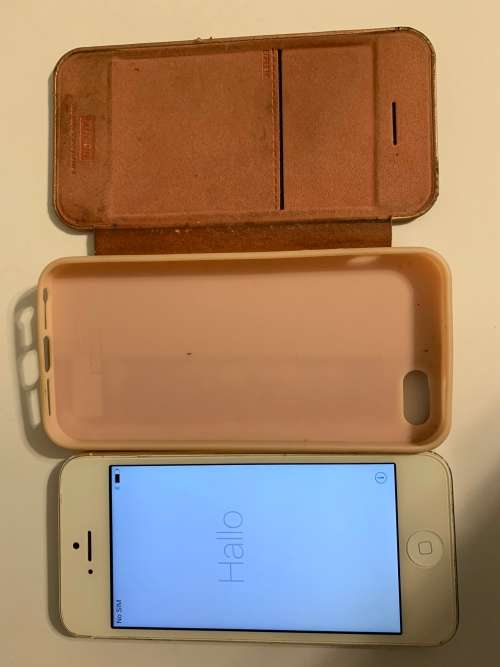iPhone 5 16GB Silver - Mint Condition! Pre-Owned Plus Charger and Leather Flip Cover Rose