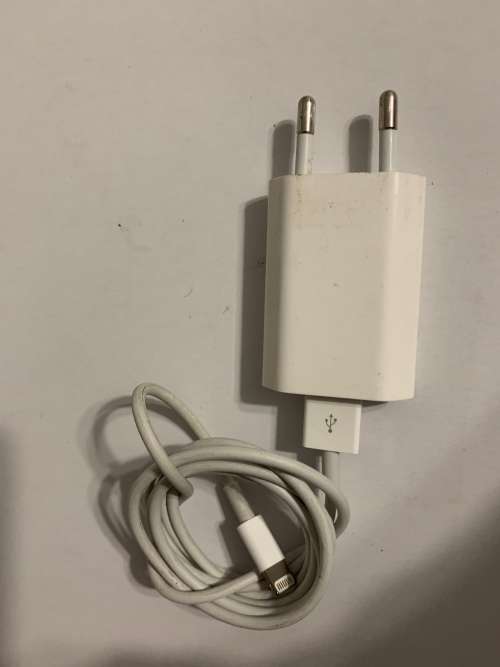 iPhone 5 16GB Silver - Mint Condition! Pre-Owned Plus Charger and Leather Flip Cover Rose