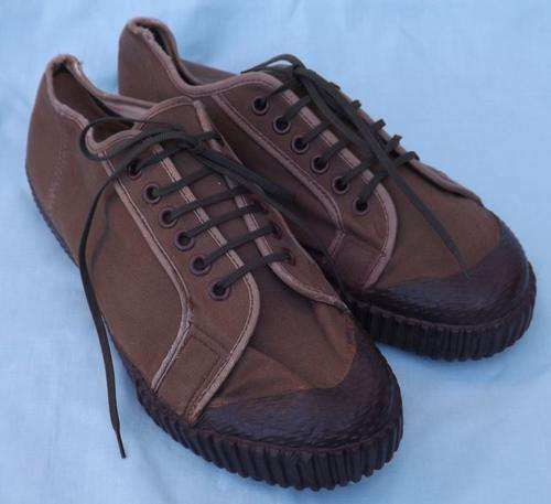 SADF / SA ARMY / SA WEERMAG - VINTAGE  NUTRIA  PT  TEKKIES    SIZE 7  1976