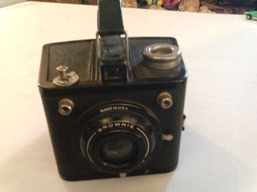 SCARCE VINTAGE KODAK (USA) BROWNIE FLASH (SIX-20) BOX CAMERA, GOOD VALUE, FORMER MUSEUM PIECE!!!