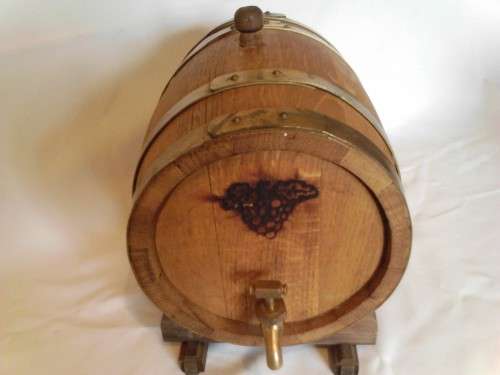 STUNNING OAK WINE BARREL WITH BARREL HOLDER IN PERFECT CONDITION, GREAT PIECE FOR YOUR BAR!!!!