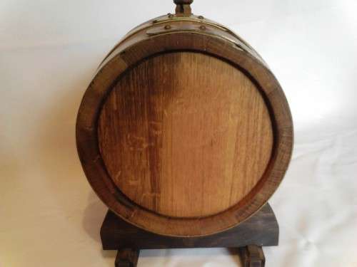 STUNNING OAK WINE BARREL WITH BARREL HOLDER IN PERFECT CONDITION, GREAT PIECE FOR YOUR BAR!!!!