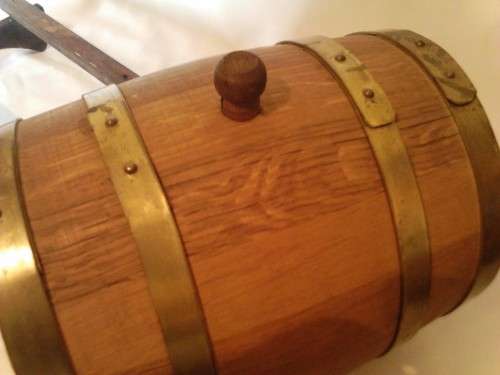 STUNNING OAK WINE BARREL WITH BARREL HOLDER IN PERFECT CONDITION, GREAT PIECE FOR YOUR BAR!!!!