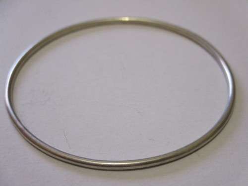 2mm STERLING SILVER BANGLE IN GOOD CONDITION, WEIGH 7.9g - SEE BELOW.