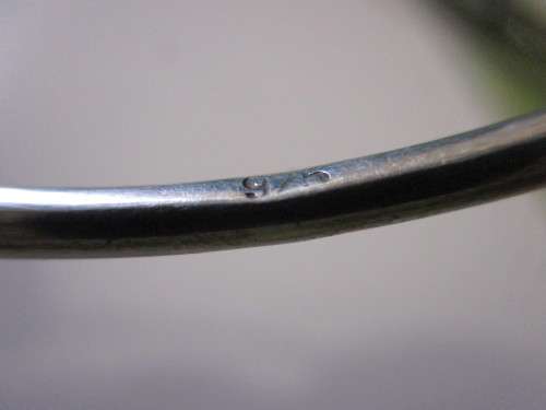 2mm STERLING SILVER BANGLE IN GOOD CONDITION, WEIGH 7.9g - SEE BELOW.
